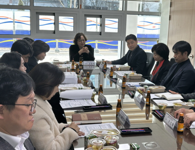 김송미 경기도교육청  제2부교육감(가운대)이 8일 김포 솔터고등학교에서 안정적인 교육과정 운영과 학생의 학습권 보장에 대해 설명하고 있다. / 사진제공=경기도교육청 