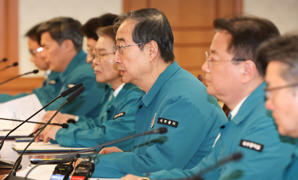 의대 증원 반발로 전공의 집단 이탈 사태가 장기전으로 치닫는 가운데 한덕수 국무총리가 전공의들의 동료 및 선후배 공격에 대한 대응에 나선다고 지난 8일 의사집단행동 중앙재난안전대책 본부 회의를 주재하며 밝혔다. 사진은 한 총리가 지난 8일 서울 종로구 정부서울청사에서 열린 의사집단행동 중앙재난안전대책본부 회의에서 모두발언을 하는 모습. /사진=뉴스1 