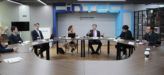  서울 마포구 소재 프론트원에서 열린 대구은행과 프론트원과의 간담회에서 황병우 은행장(오른쪽에서 세번쨰)가 발언하고 있다./사진제공=DGB대구은행