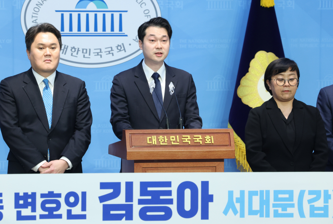 8일 더불어민주당의 서울 서대문갑 청년 후보가 돌연 변경됐다. 사진은 김동아 변호사(가운데)가 지난 5일 서울 여의도 국회 소통관에서 제22대 총선 더불어민주당 서대문갑 출마 기자회견을 하는 모습. /사진=뉴스1