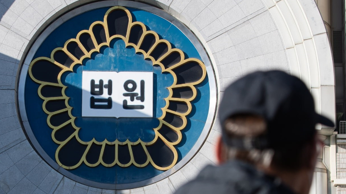 지난 2022년 7월부터 2023년 5월까지 전 여자친구의 신체 일부를 촬영한 혐의로 재판에 넘겨진 전직 아이돌 출신 래퍼가 첫 재판에서 혐의를 인정했다. 사진은 서울 소재 법원 법원마크. /사진=뉴스1