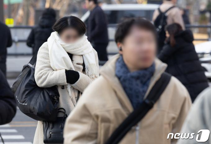 서울 세종대로 광화문사거리에서 출근길 시민들이 발걸음을 재촉하고 있다. 2024.3.8/뉴스1 ⓒ News1 이재명 기자