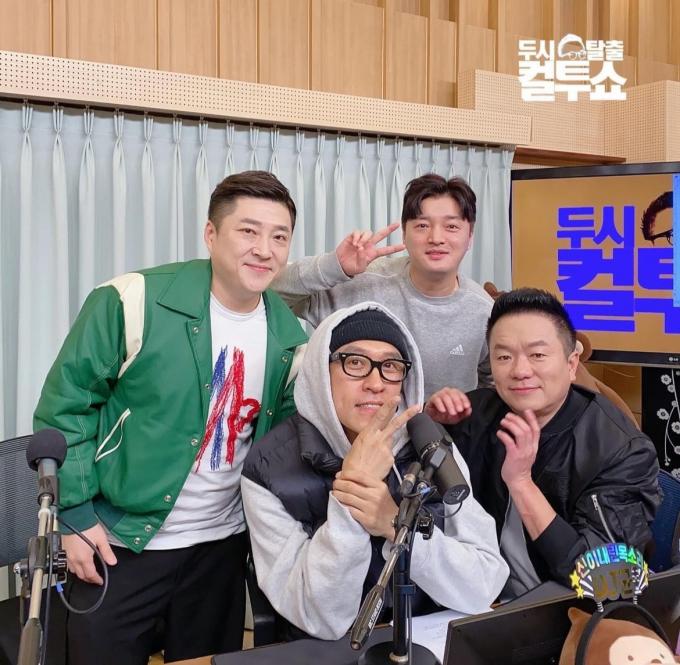 SBS '웃찾사' 출신 개그맨 이정수. (맨 왼쪽, 두'시탈출 컬투쇼' SNS 갈무리)