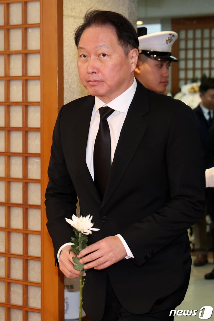 [사진] 최태원 회장, 손명순 여사 빈소 조문