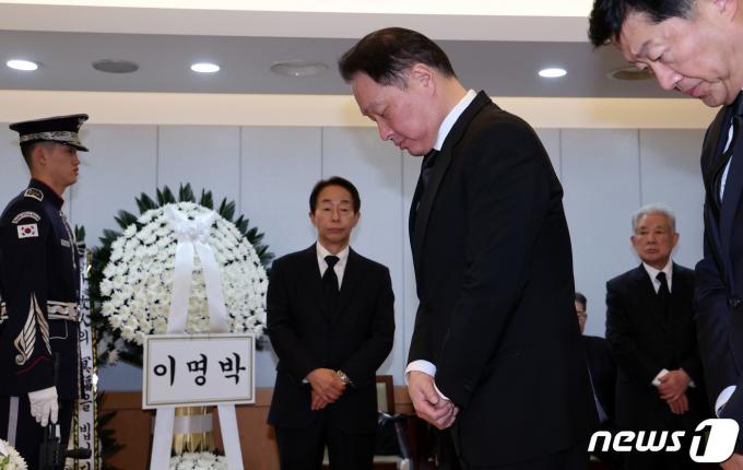 [사진] 손명순 여사 빈소 조문하는 최태원 회장