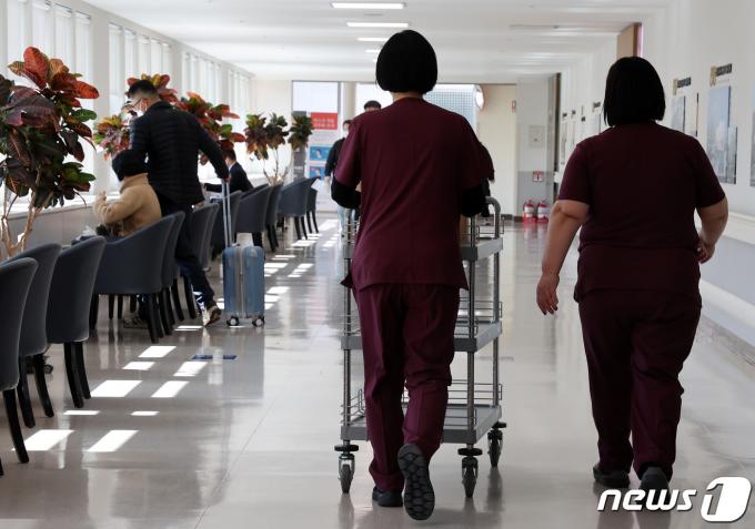 전공의 이탈 여파를 최소화하기 위해 간호사 업무 범위가 확대되고 있는 가운데 8일 서울의 한 종합병원에서 간호사들이 이동하고 있다.  2024.3.8/뉴스1 ⓒ News1 이동해 기자
