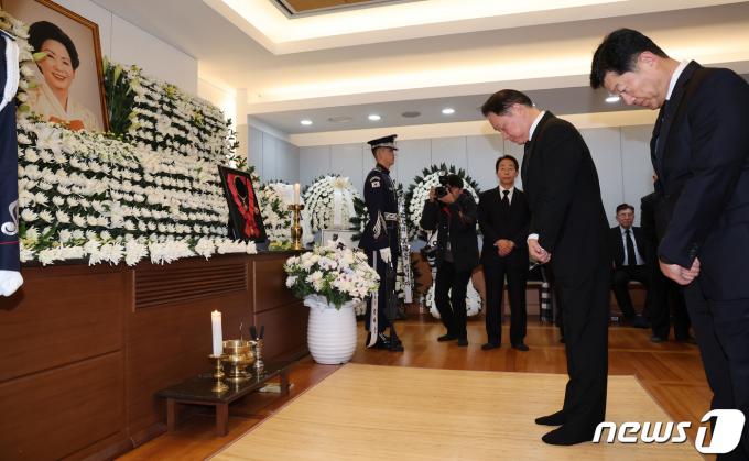 [사진] 손명순 여사 빈소 조문하는 최태원 회장