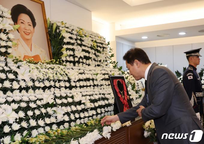 [사진] 헌화하는 오세훈 서울시장