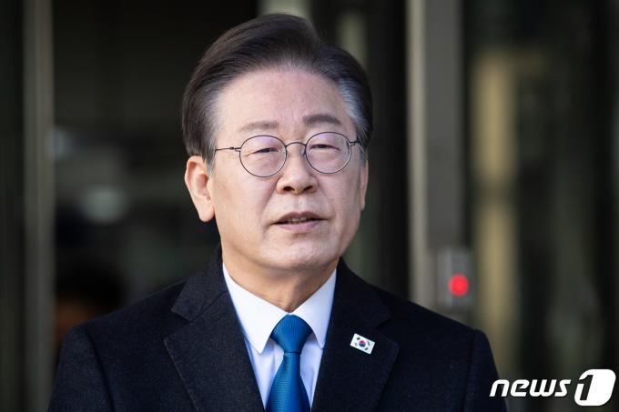 이재명 더불어민주당 대표가 8일 서울 서초구 중앙지방법원에서 열린 '허위사실 공표' 공직선거법위반 공판에 출석하며 입장을 밝히고 있다. 2024.3.8/뉴스1 ⓒ News1 유승관 기자