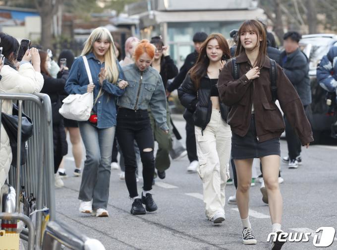[사진] 아이칠린, 설레는 음악방송 출근길