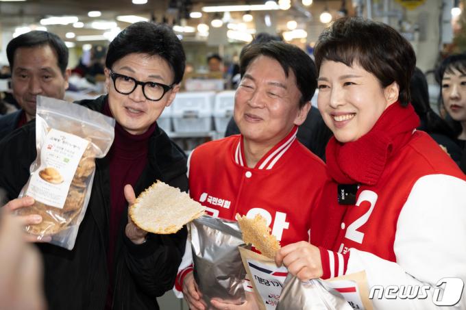 한동훈 국민의힘 비상대책위원장, 안철수 분당갑 후보, 김은혜 분당을 후보가 8일 경기 성남시 금호행복시장을 찾아 누룽지를 구매하고 있다. (공동취재) 2024.3.8/뉴스1 ⓒ News1 김영운 기자