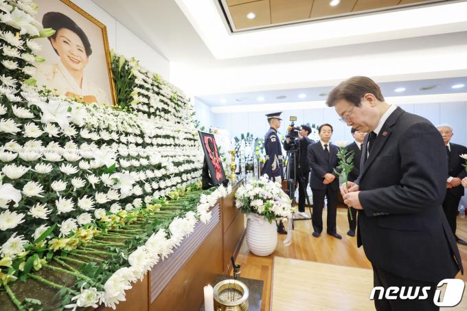 [사진] 손명순 여사 빈소 찾은 이재명