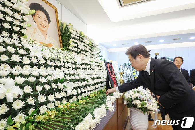 [사진] 이재명 대표, 손명순 여사 빈소 조문