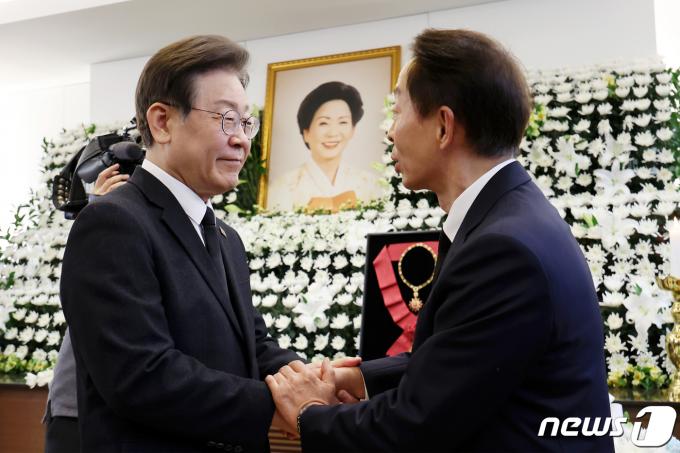 [사진] 김현철 이사장 손 잡은 이재명 더불어민주당 대표