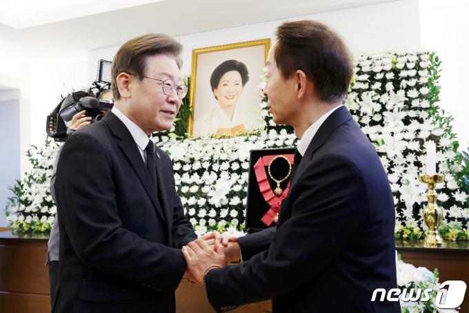 이재명 더불어민주당 대표가 8일 오후 서울 종로구 서울대학교병원 장례식장에 마련된 고 김영삼 전 대통령 부인 손명순 여사 빈소를 찾아 조문한 뒤 김현철 김영삼대통령기념재단 이사장을 위로하고 있다. 2024.3.8/뉴스1 ⓒ News1 민경석 기자