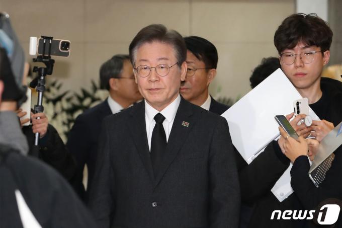 [사진] 손명순 여사 빈소 나서는 이재명 대표