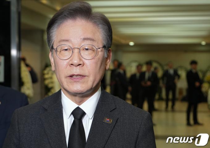 [사진] 이재명 '손명순 여사 빈소 조문 마치고'
