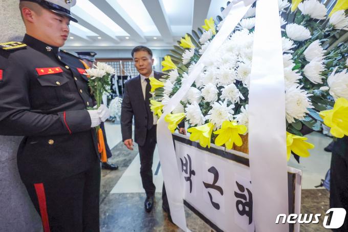[사진] 손명순 여사 빈소에 도착한 박근혜 전 대통령 조화