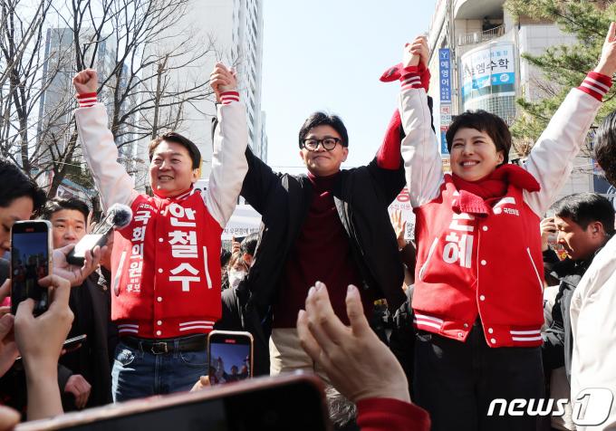 한동훈 국민의힘 비상대책위원장이 8일 오전 재건축 추진 중인 경기도 성남시 분당구 양지금호1단지아파트를 방문해 안철수, 김은혜 후보와 함께 시민들에게 인사하고 있다. (공동취재) 2024.3.8/뉴스1 ⓒ News1 김영운 기자