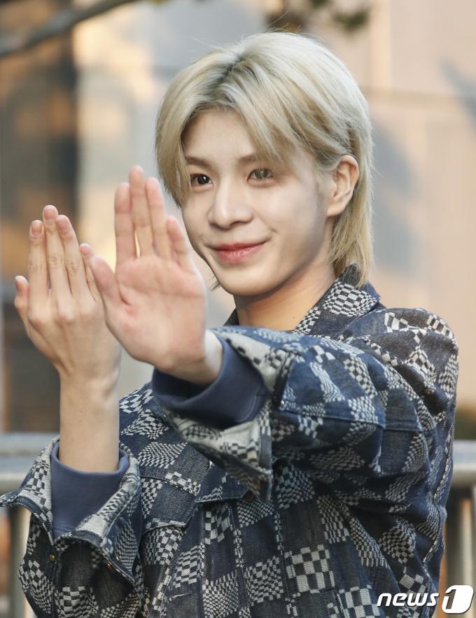 가수 JD1(정동원)이 음악방송 '뮤직뱅크'(이하 뮤뱅)를 위해 12일 오전 서울 영등포구 KBS 신관 공개홀에 도착해 인사를 하고 있다. 2024.1.12/뉴스1 ⓒ News1 권현진 기자