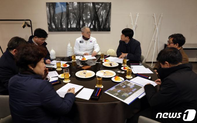 [사진] 소규모 관광단지 제도 도입 논의하는 유인촌 장관