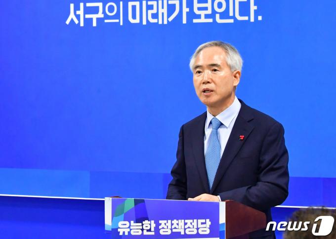 양부남 더불어민주당 법률위원장이 20일 광주시의회 브리핑룸에서 기자회견을 열고 내년 총선 광주 서구을 출마를 선언하고 있다.(양부남 위원장 제공)2023.12.20/뉴스1 ⓒ News1 박준배 기자