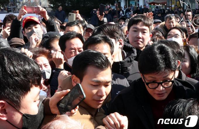 [사진] 해병예비역, 한동훈 비대위원장에 항의