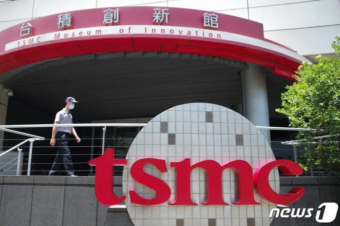 A security staff walks past a TSMC logo at the Hsinchu Science Park in Hsinchu on July 5, 2023. (Photo by Sam Yeh / AFP) ⓒ AFP=뉴스1