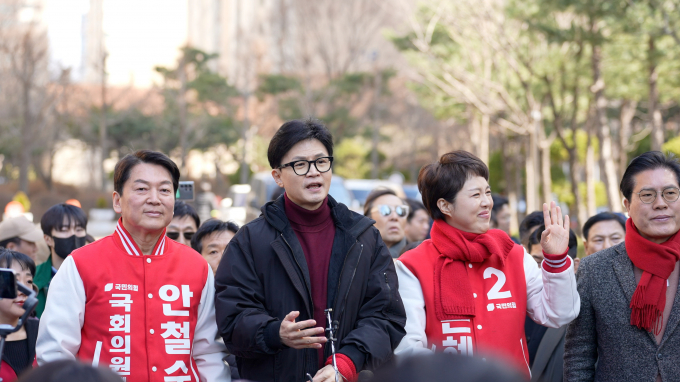한동훈 국민의힘 비상대책위원장(왼쪽 두번째)이 8일 오전 경기도 성남시 분당구 양지금호1단지아파트를 방문해 안철수(왼쪽 첫번째), 김은혜 후보(왼쪽 세번째)와 함께 주민들에게 인사를 하고 있다. / 사진=김은혜 성남분당을 후보