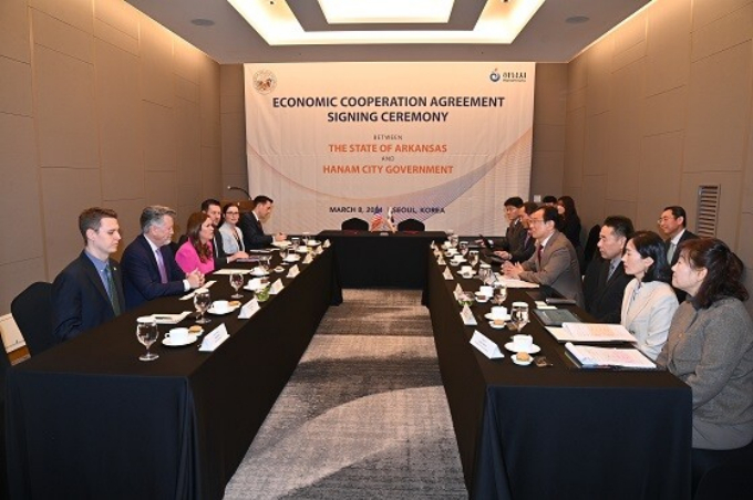 하남시와 미국 아칸소州 경제사절단이 8일 양 지역 산업교류 확대 등 경제협력을 위한 논의를 하고 있다. / 사진제공=하남시 