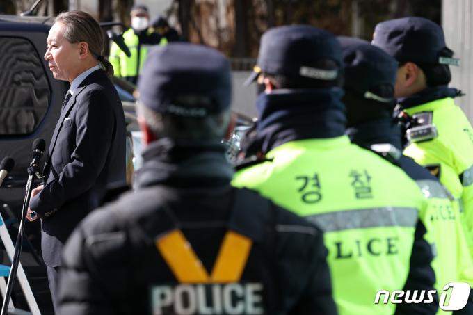 주수호 의대정원 증원 저지를 위한 대한의사협회 비상대책위원회 언론홍보위원장이 1일 오후 서울 용산구 대한의사협회 회관 앞에서 압수수색 관련 브리핑을 하고 있다. 경찰이 업무방해 등 혐의로 고발된 의사단체 전현직 집행부 5명에 대해 강제 수사에 착수했다. 1일 경찰에 따르면 서울경찰청 공공범죄수사대는 이날 오전부터 김택우 대한의사협회 의대정원증원저지비상대책위원장(강원도의사회장) 등에 대한 압수수색 영장을 집행 중이다. 2024.3.1/뉴스1 ⓒ News1 민경석 기자