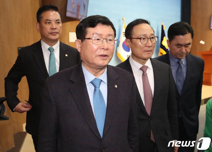 더불어민주당을 탈당한 박영순, 설훈, 홍영표 의원과 김종민 새로운미래 공동대표(왼쪽부터)가 7일 오전 서울 여의도 국회 소통관에서 민주연대 추진 기자회견을 마치고 이동하고 있다. 2024.3.7/뉴스1 ⓒ News1 임세영 기자