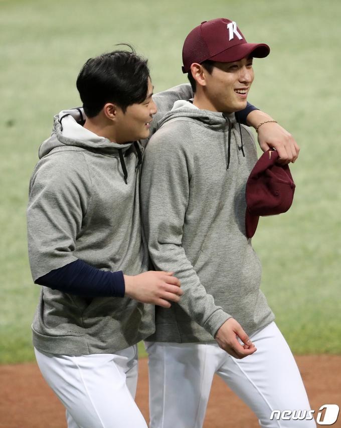 김하성(왼쪽)과 이정후는 2017~2020년 키움 히어로즈에서 함께 뛰었다.  2021.2.1/뉴스1 ⓒ News1 김진환 기자