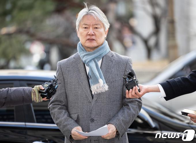 전공의 집단 사직 공모 혐의를 받는 노환규 전 대한의사협회 회장이 9일 오전 서울 마포구 서울경찰청 공공범죄수사대로 소환조사에 출석하고 있다. 2024.3.9/뉴스1 ⓒ News1 이재명 기자