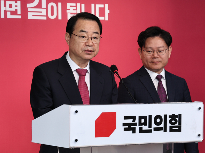 정영환(왼쪽) 국민의힘 공천관리위원장이 공천 관련 계획을 언급했다. 사진은 정 공관위원장이 지난 8일 오전 서울 여의도 중앙당사에서 공천 심사 결과를 발표하던 모습. /사진=뉴스1