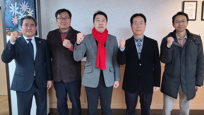 제22대 국회의원선거에 출사표를 던졌던 구리시 국민의힘 예비후보들이 나태근 후보(가운데) 지지를 선언하고 있다. 왼쪽부터 송진호, 정경진, 나태근, 박영순, 송재욱 예비후보./사진제공=나태근 선거캠프