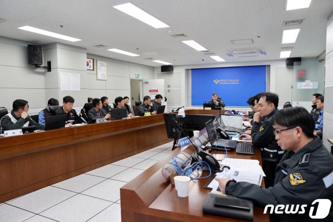 [사진] 통영 욕지도 전복 선박 구조 상황 점검하는 김종욱 청장