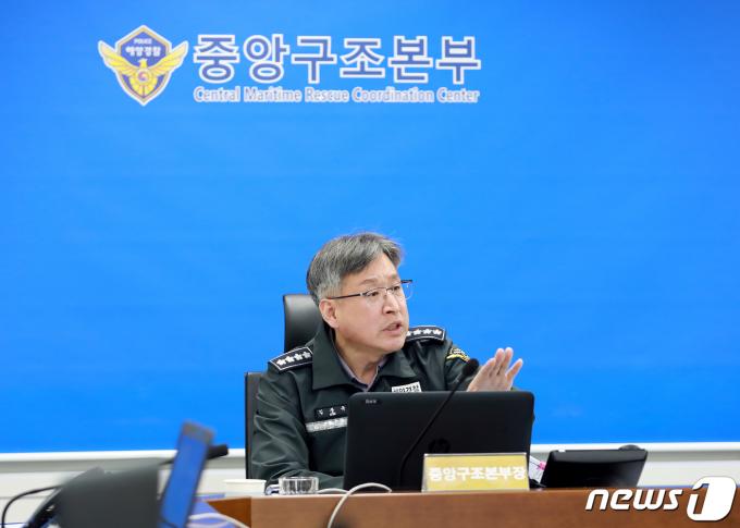 [사진] 김종욱 청장, 통영 욕지도 전복 선박 상황 점검