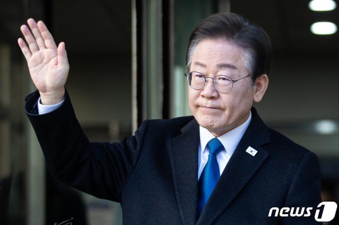 이재명 더불어민주당 대표가 8일 서울 서초구 중앙지방법원에서 열린 '허위사실 공표' 공직선거법위반 공판에 출석하며 지지자들을 향해 인사하고 있다. 2024.3.8/뉴스1 ⓒ News1 유승관 기자