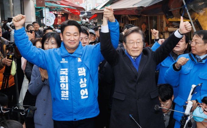 다가올 총선에서 종로구의 표 대결 결과에 이목이 쏠린다. 사진은 이재명(오른쪽) 더불어민주당 대표가 최근 서울 종로구 창신시장에서 노무현 전 대통령 사위인 곽상언 종로구 후보와 만났던 모습. /사진=뉴스1