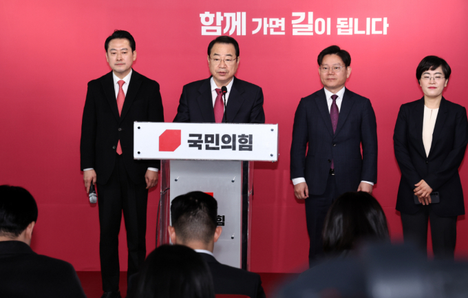 국민의힘이 다가올 총선에서 전남 10개 선거구에 모두 출마한다. 사진은 정영환(왼쪽 두번째) 국민의힘 공천관리위원장이 지난 8일 오전 서울 여의도 중앙당사에서 공천 심사 결과를 발표하던 모습. /사진=뉴스1