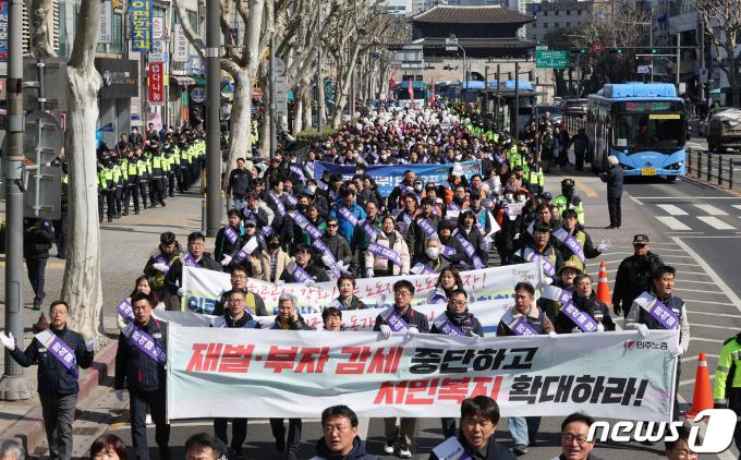 [사진] 대한문 앞으로 행진하는 민주노총