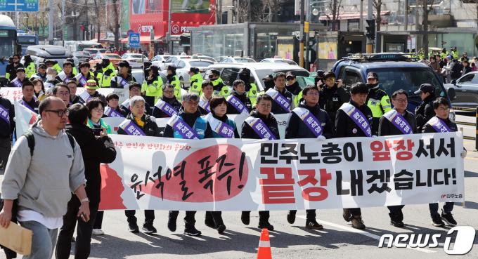 [사진] 구호 외치며 행진하는 민주노총