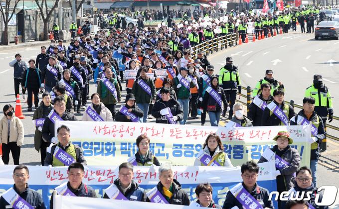[사진] 대한문 앞으로 행진하는 민주노총