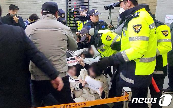 [사진] 성일종 사퇴 요구 기습 시위 벌인 대진연