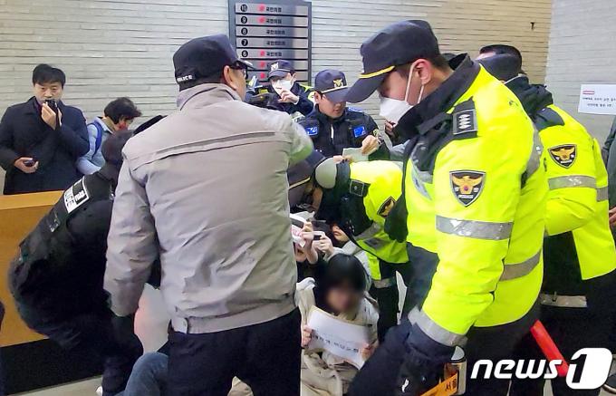 [사진] '성일종 사퇴 촉구' 대진연, 기습 시위