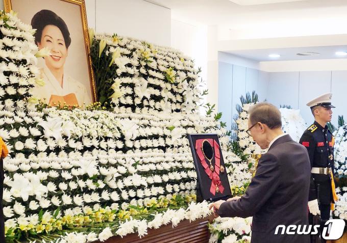 [사진] 손명순 여사 빈소 찾은 이명박 전 대통령