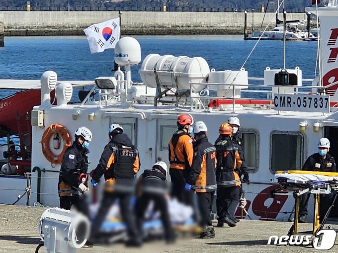[사진] 통영 전복 어선서 구조 3명 이송 중 모두 사망