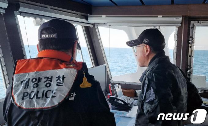 [사진] 통영 전복 선박 구조현장 찾은 김종욱 해양경찰청장