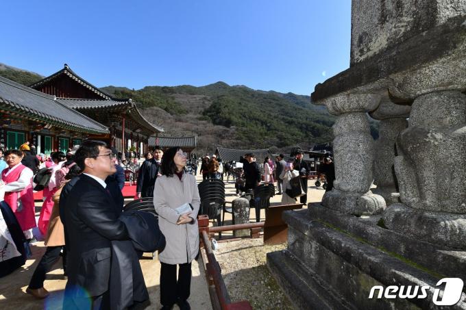 [사진] 화엄사 원통전 앞 사자탑 살펴보는 최응천 문화재청장